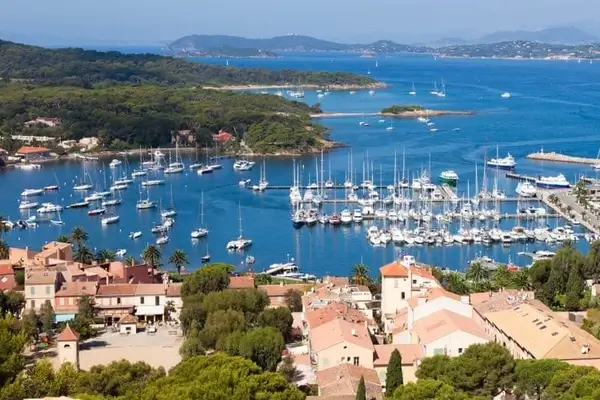 Foto aérea del puerto de Porquerolle en Francia con sus techos de tejas