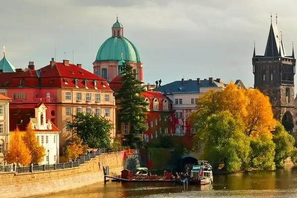 Silhouette du pont Charles et vieille tour à Prague en République tchèque au coucher du soleil