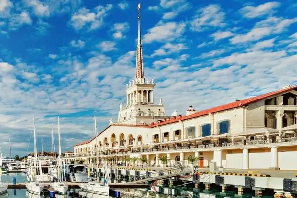 Port maritime de Sotchi avec des bateaux et un ciel bleu nuageux et la Grande Marina de Sotchi Groupe Burevestnik