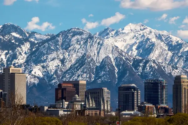 Skyline de Salt Lake City avec les montagnes Wasatch enneigées en arrière-plan sous un ciel bleu