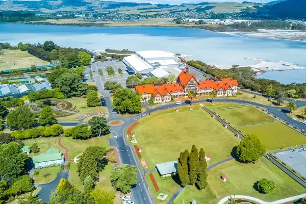 Veduta aerea di Rotorua dell'edificio storico dal tetto rosso e dei giardini in riva al lago