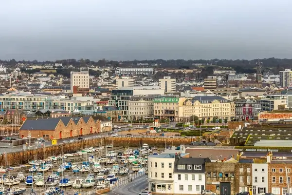 Panorama de la capital de Saint Helier con puerto y puerto deportivo en primer plano, bailía de Jersey, Islas del Canal