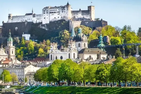 Vista soleada desde el río Salzach del castillo de Hohensalzburg y la catedral de Salzburgo en verano