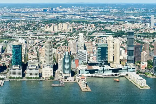 Vue panoramique haute résolution de Jersey City et du fleuve Hudson par une belle journée d'été