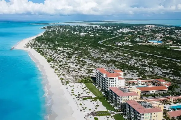 Un complexe hôtelier donnant sur une belle plage dans les îles Turques-et-Caïques