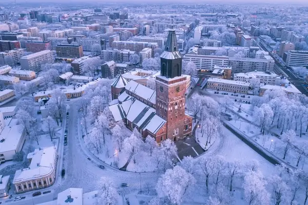Une vue aérienne d'hiver époustouflante de Turku, en Finlande, mettant en valeur l'architecture historique de la ville et le paysage couvert de neige.