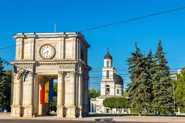 Le monument iconique de la tour de l'horloge de Chisinau avec la cathédrale en arrière-plan sous un ciel bleu dégagé