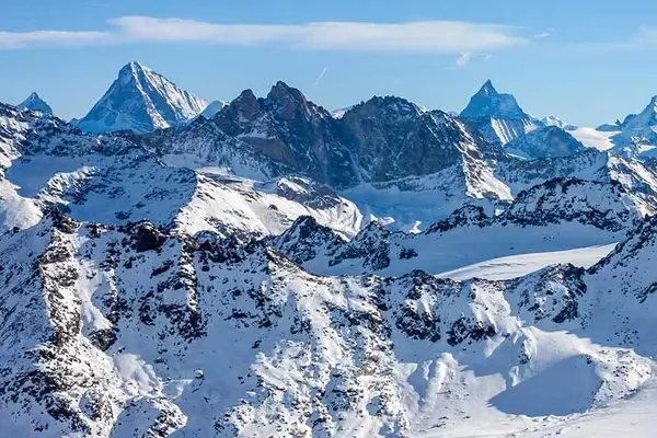 Foto de las montañas nevadas de Verbier en Valais, Suiza