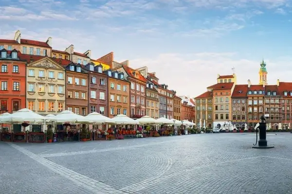 Historic Old Town Square in Warsaw, Poland avec des bâtiments Renaissance colorés et des étals de marché extérieurs