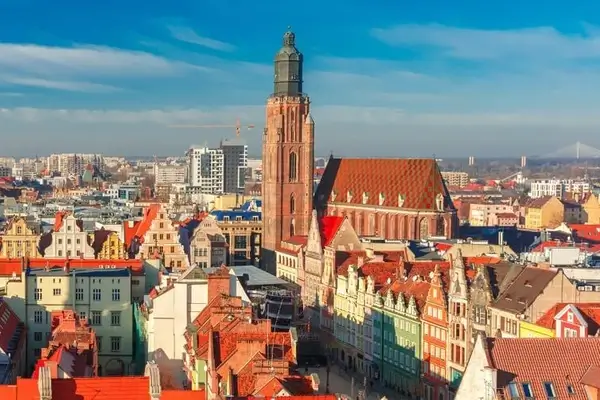 Vue des toits de Wroclaw en Pologne au coucher du soleil avec l'hôtel de ville et l'église Sainte-Élisabeth.