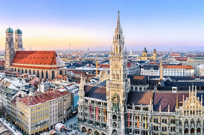 La flèche du nouvel hôtel de ville avec les tours de la Frauenkirche en arrière-plan, à Munich