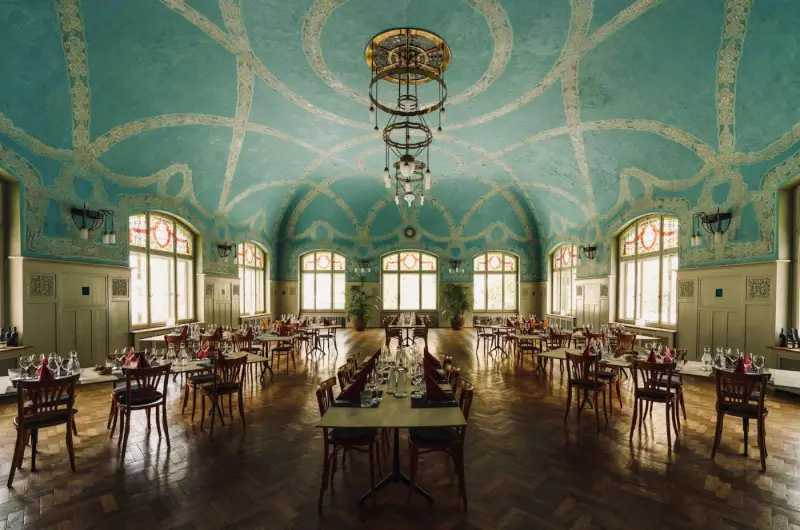Ein historischer Speisesaal mit gewölbter türkisfarbener Jugendstildecke in Wien