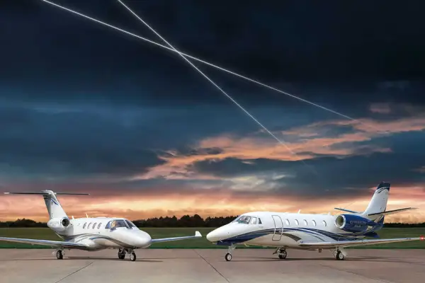 Due jet Cessna Citation XLS parcheggiati sul piazzale al tramonto, sotto un cielo scuro e nuvoloso