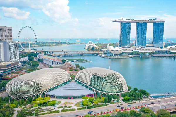 Szingapúrban a Marina Bay, előtérben az Esplanade színházaival, a víz túloldalán pedig a Marina Bay Sands.
