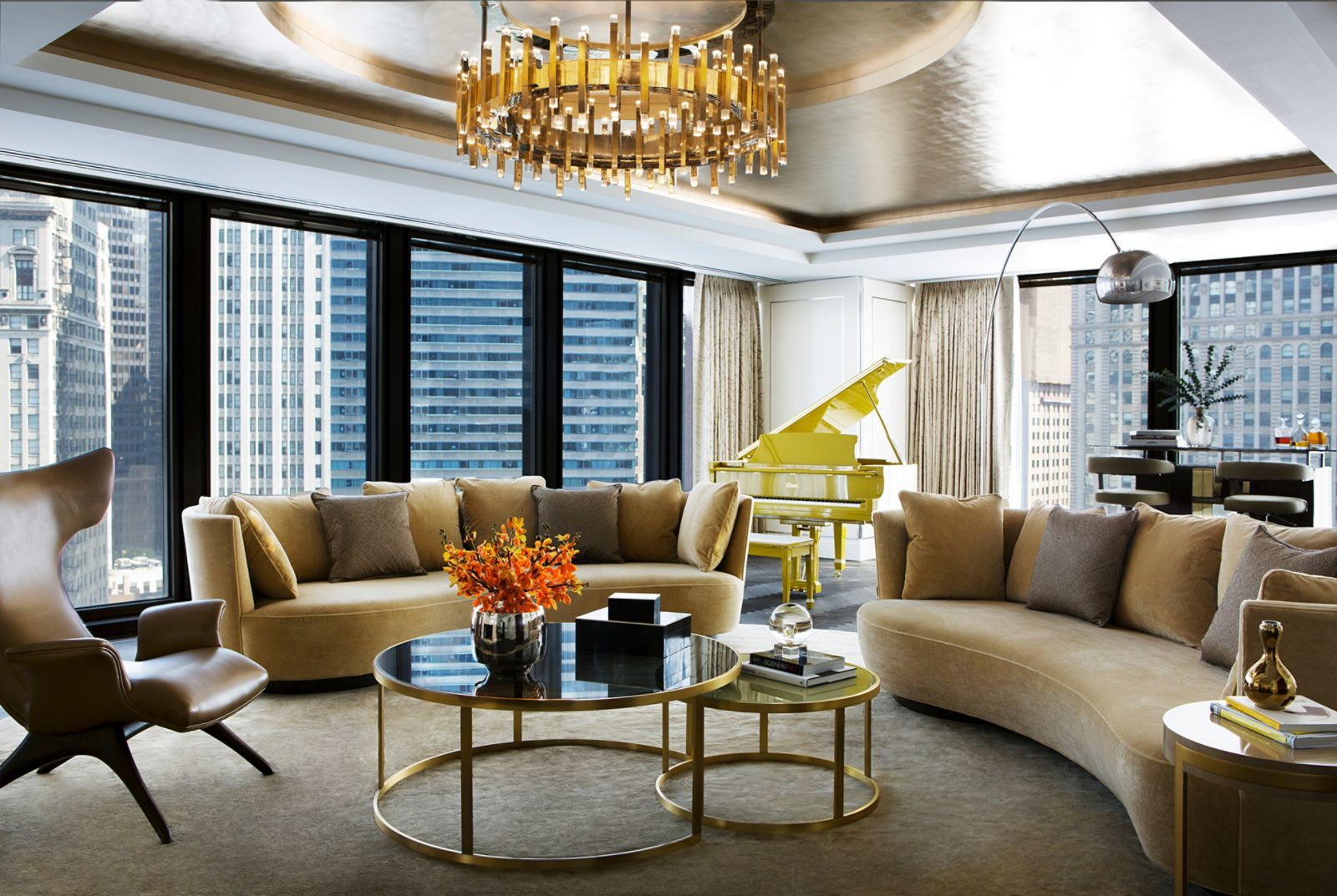 Гостиная Infinity Suite в The Langham, Chicago, с роялем