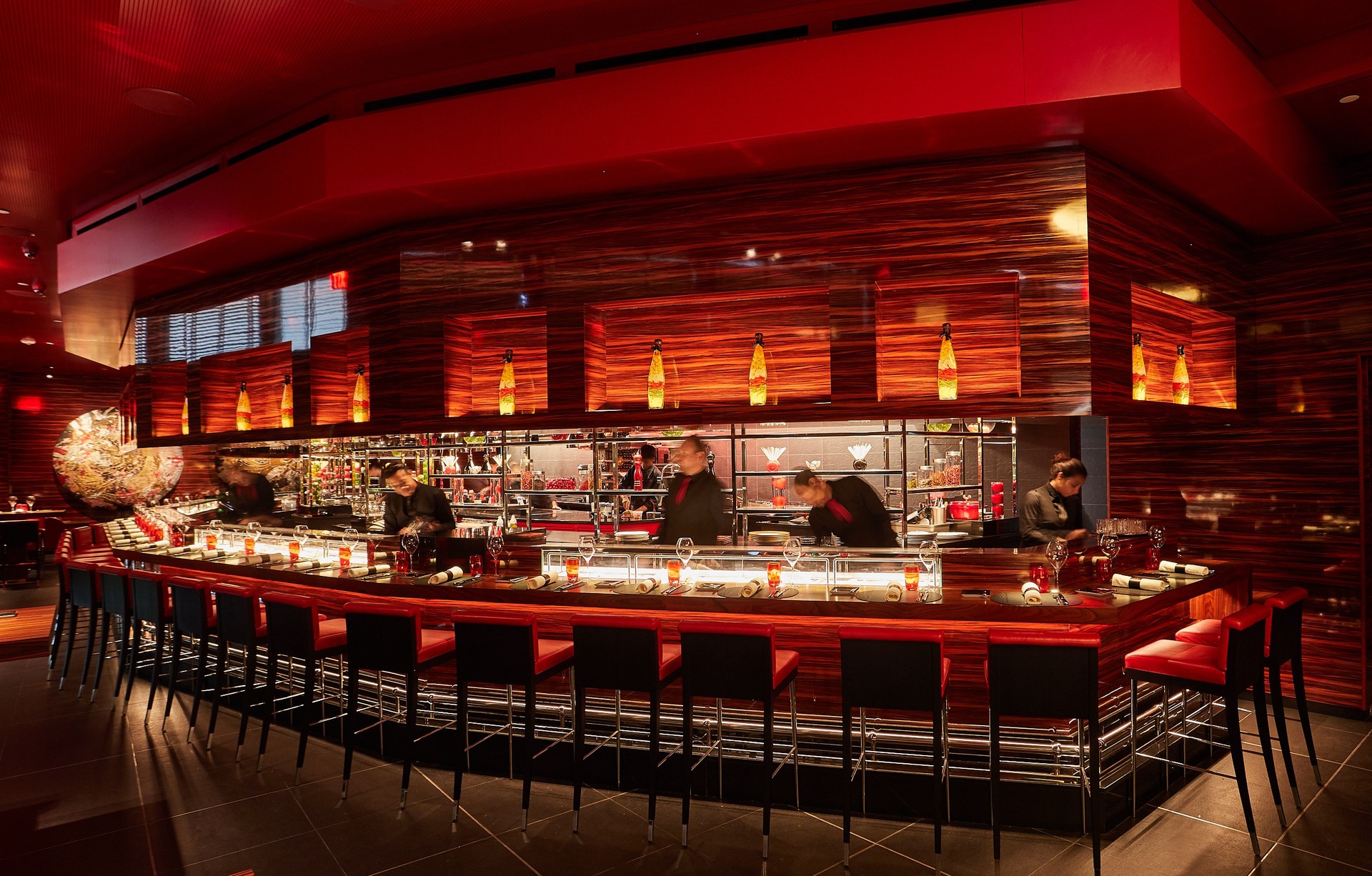 Sitzplätze am Tresen und offene Küche im L’Atelier de Joël Robuchon Miami