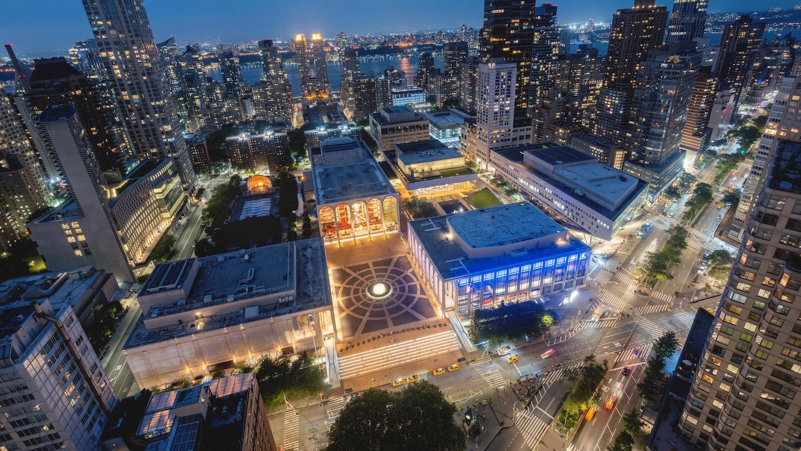 Vue aérienne du Lincoln Center et de sa place illuminée à New York au crépuscule