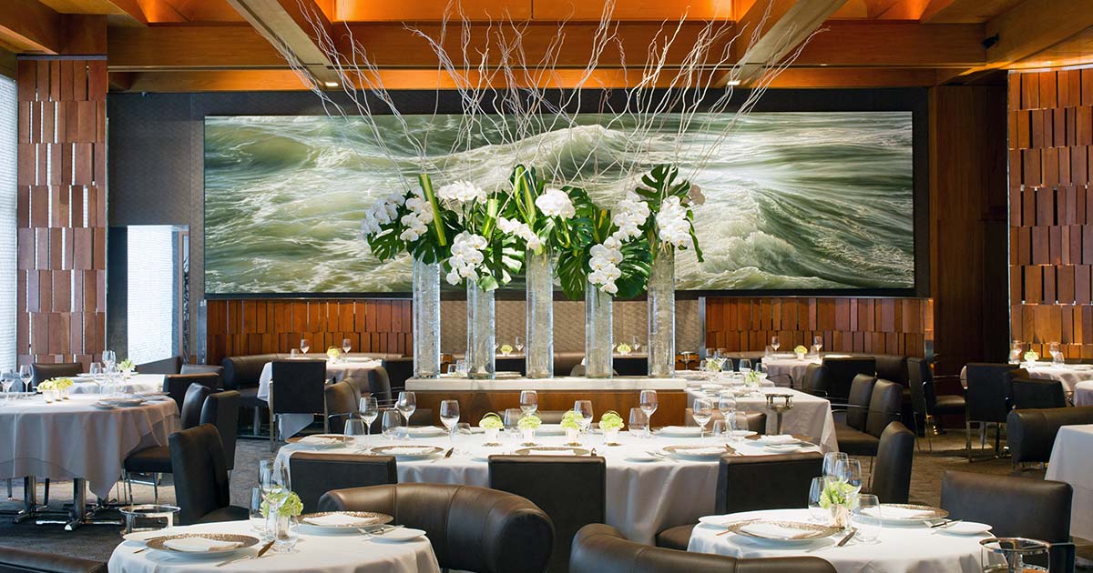 Salle du Bernardin à New York, avec fresque marine et composition florale