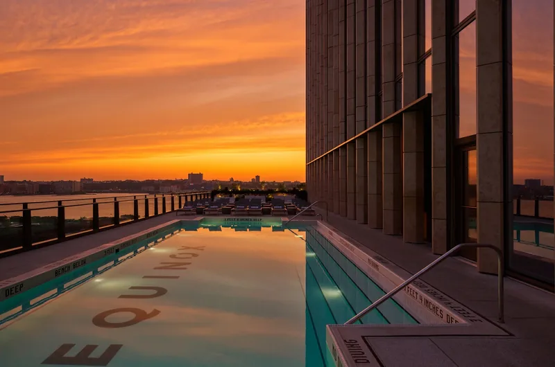 Odkryty basen na dachu o zachodzie słońca w hotelu Equinox Hotel New York, Hudson Yards