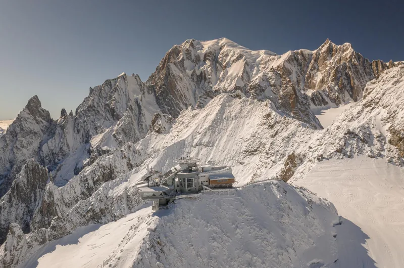 Station der Skyway Monte Bianco auf der Punta Helbronner, auf einem verschneiten Grat unter dem Mont Blanc, Courmayeur