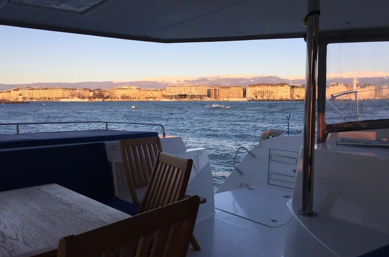 Deck des Katamarans Floatinn mit Blick über den Genfersee auf die Uferpromenade der Stadt