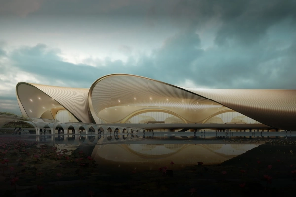 Terminal des internationalen Flughafens Navi Mumbai mit geschwungenem goldenem Dach, das sich unter bewölktem Himmel in einem Wasserbecken spiegelt