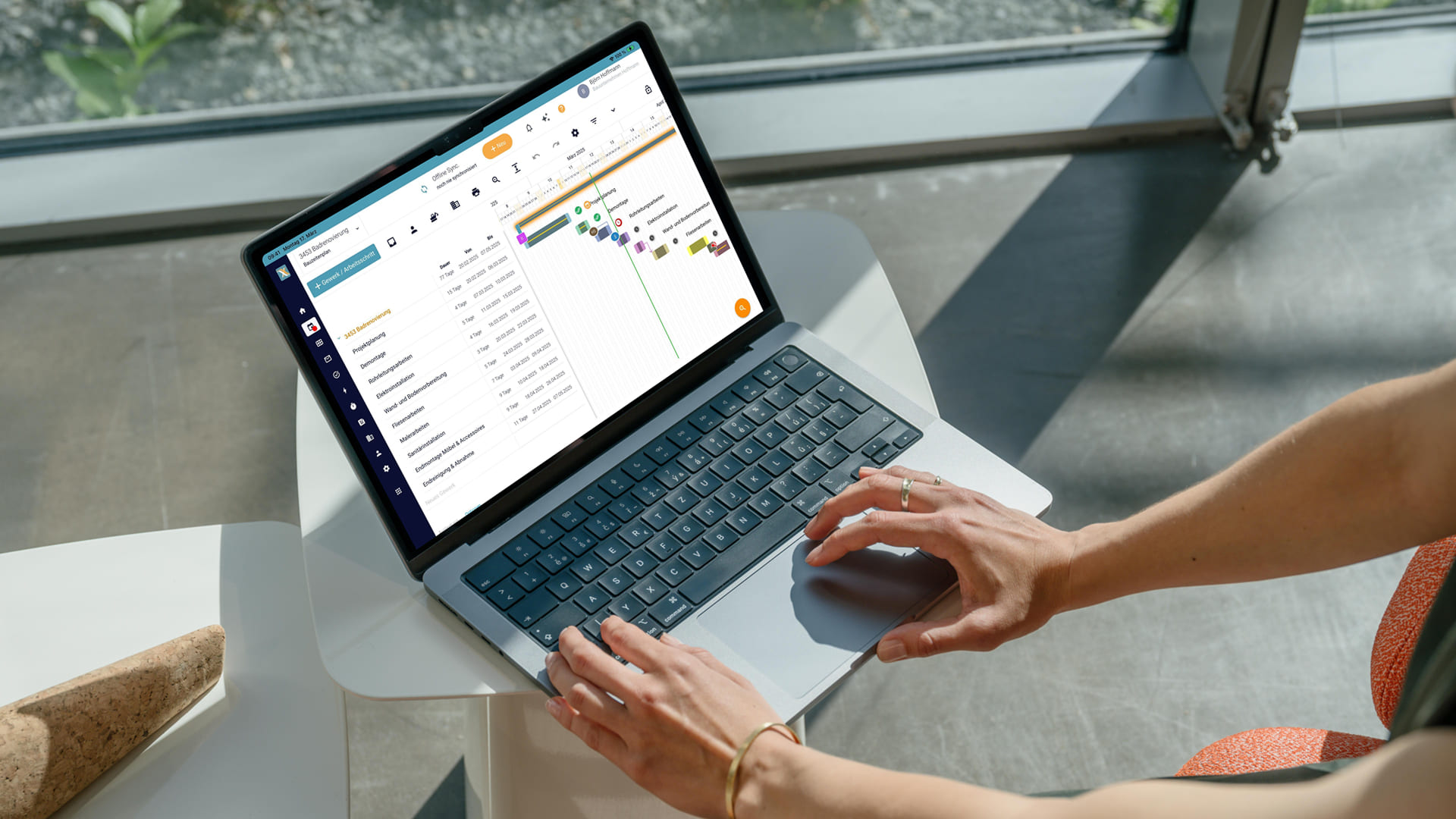Person bedient Bauzeitenplan der Bauzeitenplan Softare auf einem Laptop