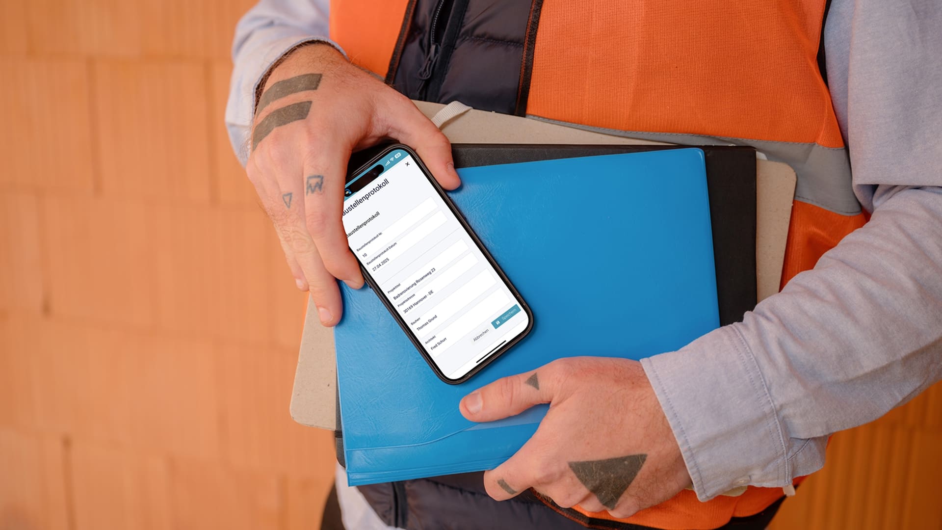 Bauarbeiter hält Smartphone mit Flexxter App in der Hand und hält das Display mit Baustellenprotokoll in die Kamera
