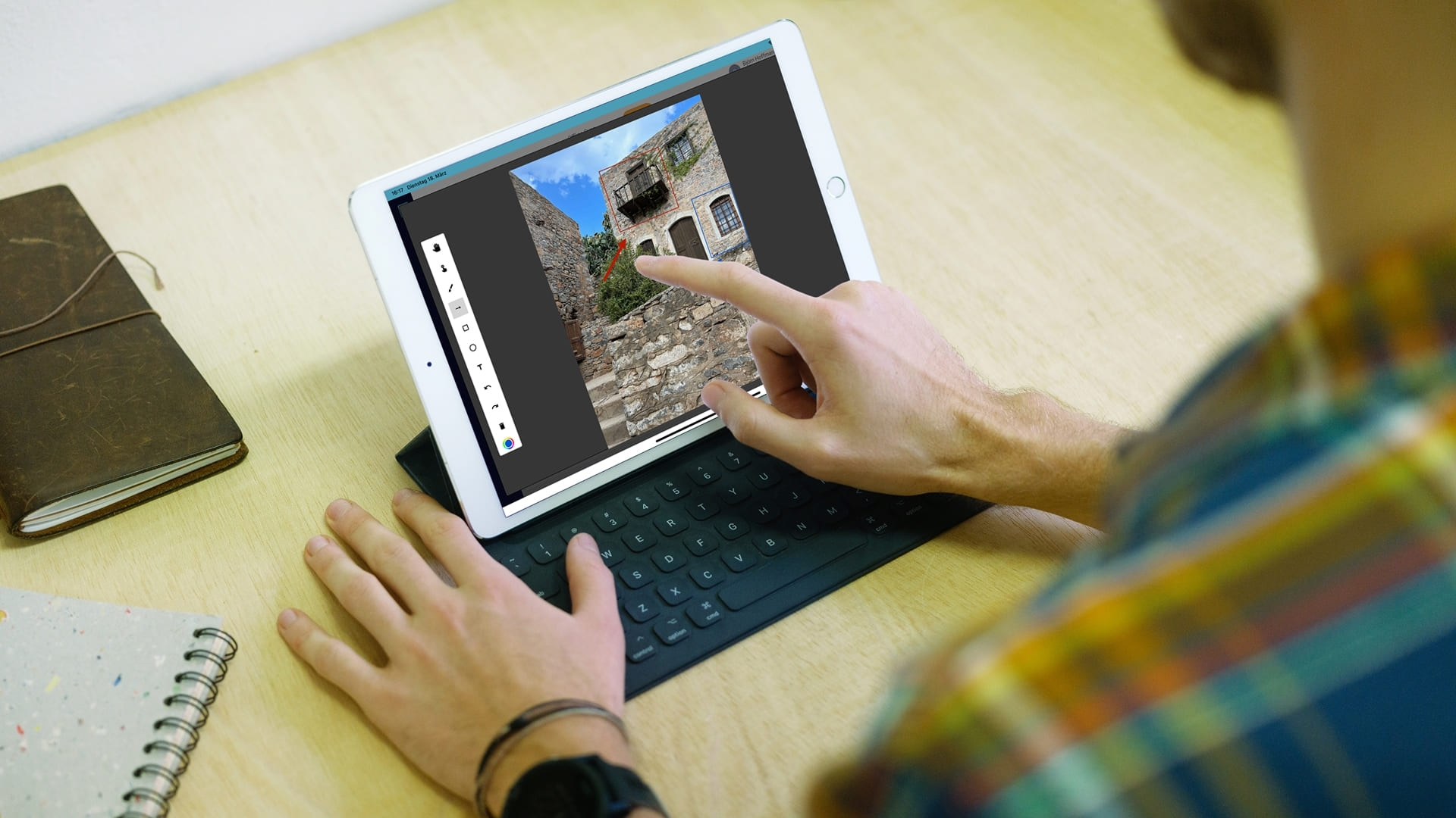 Bildeditiermodus des Bautagebuchs in Flexxter wird auf einem iPad genutzt. Person setzt einen Pfeil in das Bild ein