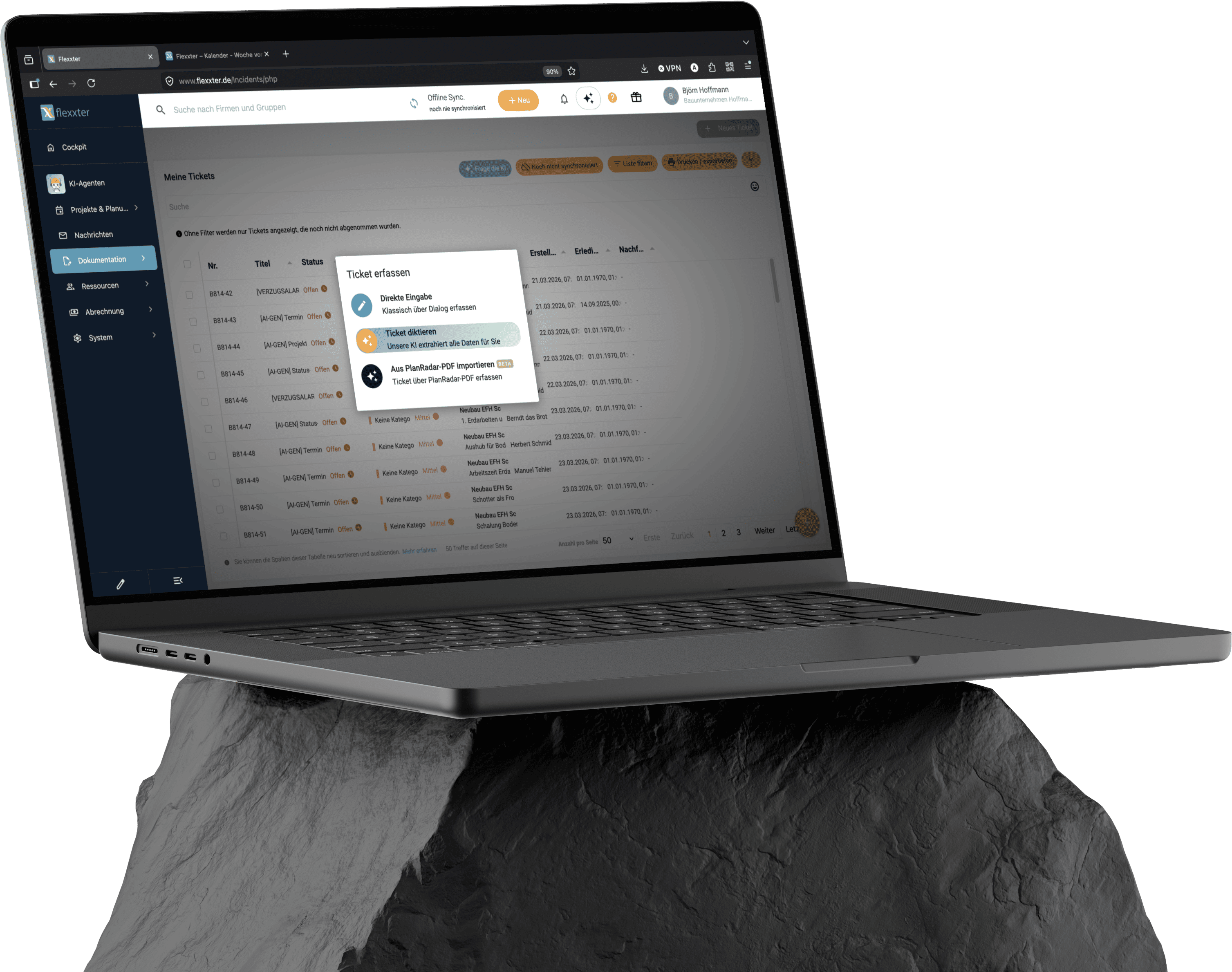 Zu sehen ist ein Laptop. Auf dem Bildschirm des Laptops ist die App "Flexxter" zusammen mit der Funktion der Ticketerstellung.