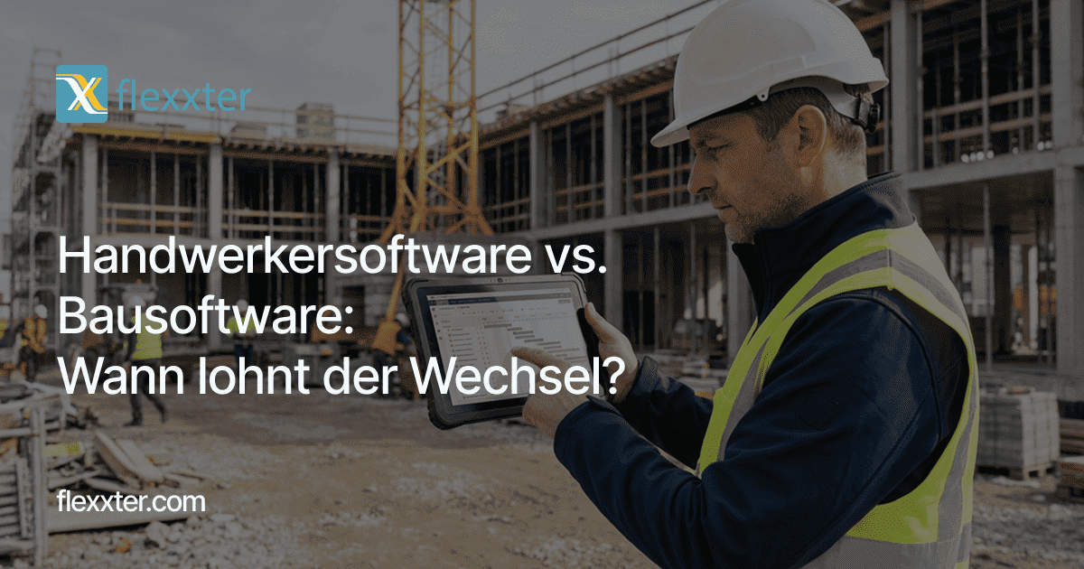 Bauleiter mit weißem Schutzhelm und neongelber Warnweste tippt auf ein Tablet vor einer Baustelle mit Rohbau und gelbem Baukran. Textüberlagerung: „Handwerkersoftware vs. Bausoftware: Wann lohnt der Wechsel?“ mit Flexxter-Logo.