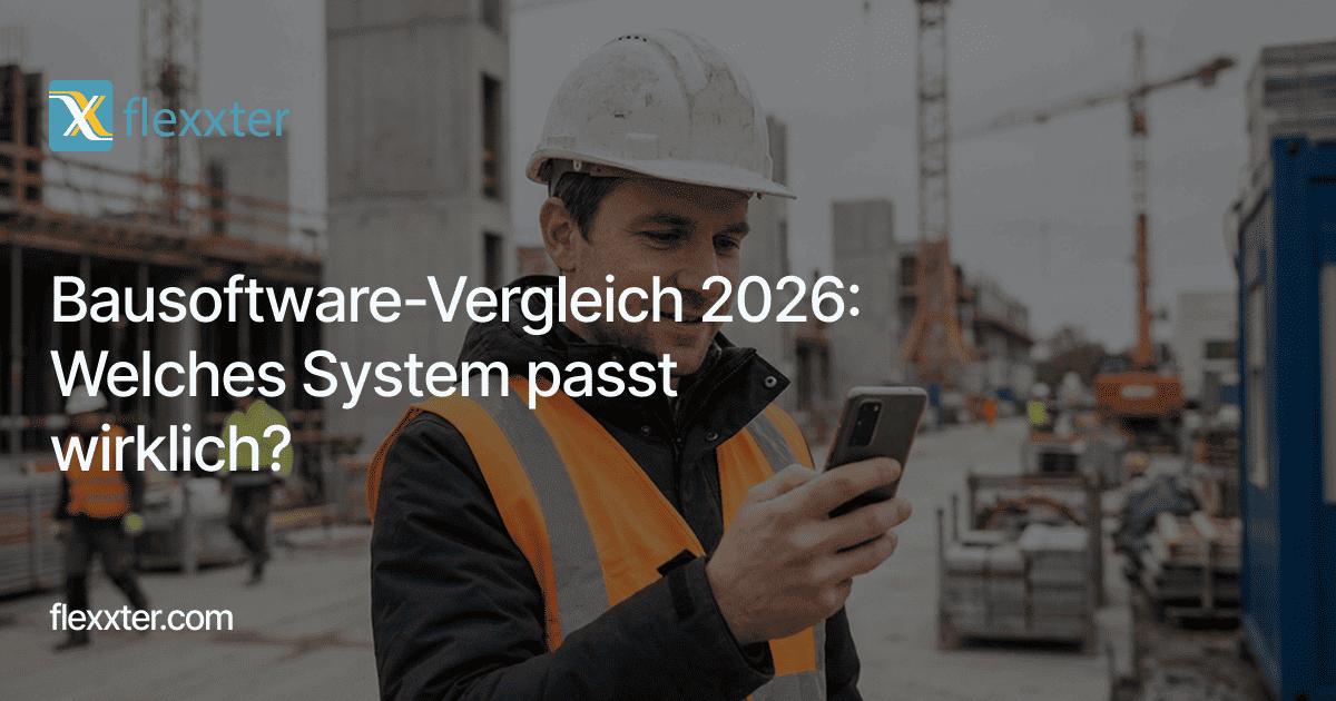 Bauleiter mit weißem Schutzhelm und oranger Warnweste blickt lächelnd auf sein Smartphone auf einer Baustelle mit Rohbau und Baukran. Textüberlagerung: „Bausoftware-Vergleich 2026: Welches System passt wirklich?“ mit Flexxter-Logo.