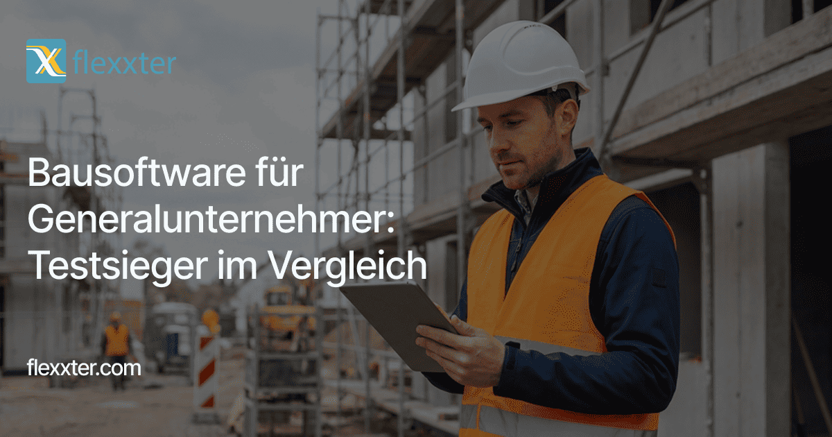 Bauleiter mit weißem Schutzhelm und oranger Warnweste blickt auf ein Tablet vor einem Baugerüst und einem Rohbau. Textüberlagerung: „Bausoftware für Generalunternehmer: Testsieger im Vergleich“ mit Flexxter-Logo.