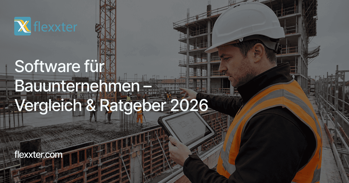 Bauleiter mit weißem Schutzhelm und oranger Warnweste blickt mit einem Tablet in der Hand über eine Rohbaustelle mit Baukränen. Textüberlagerung: „Software für Bauunternehmen – Vergleich & Ratgeber 2026“ mit Flexxter-Logo.
