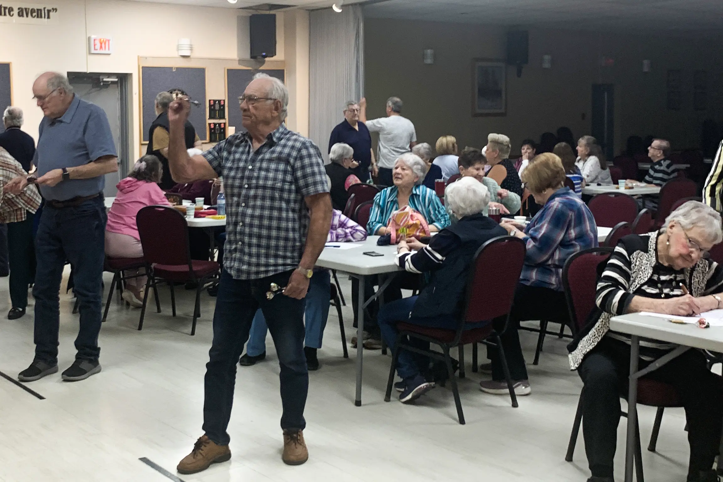 Des membres du club qui jouent au darts.