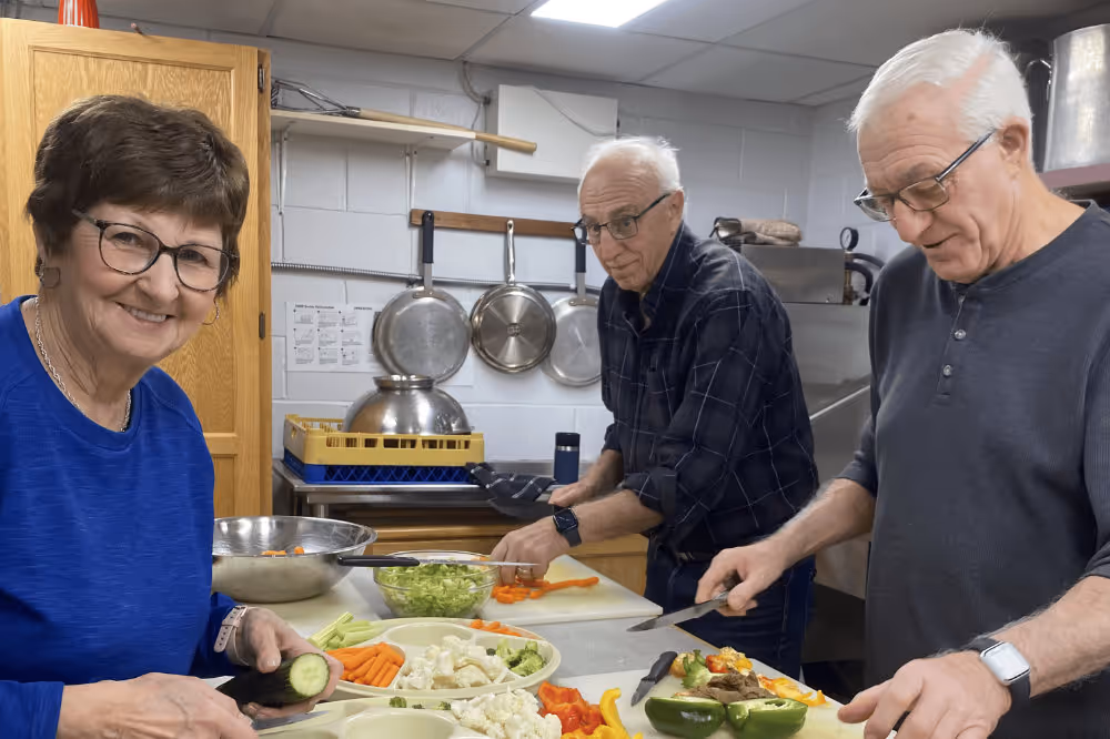Groupe de bénévoles qui prépare le dîner. 