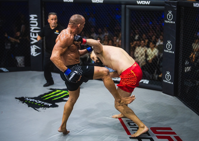 Enoc Solves durante su pelea por el título en WOW