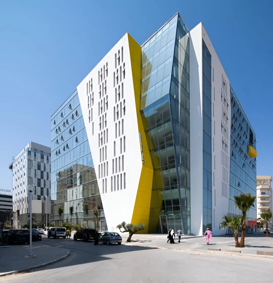 The impressive Screen Tower in Tunis combines contemporary design and energy performance thanks to TPR 52 Horizon+ curtain walls adapted to the local climate.