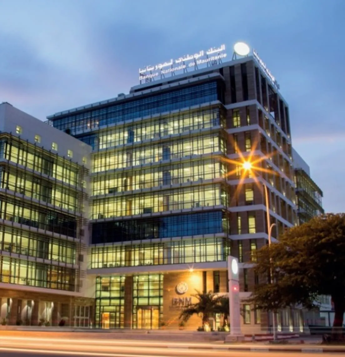 The National Bank of Mauritania combines contemporary elegance and functionality thanks to its TPR 52H+ VEC curtain wall facade offering optimal luminosity and thermal performance. Retry