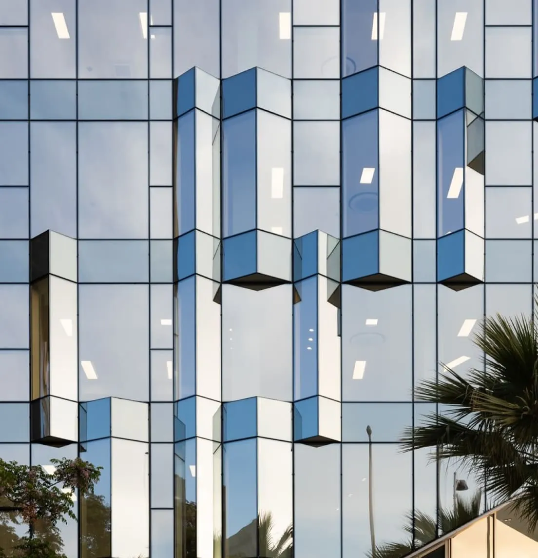 An emblematic building of the urban landscape of Tunis, the Etraton has regained its splendor thanks to a complete renovation of its TPR curtain wall facade, combining contemporary aesthetics and energy performance.