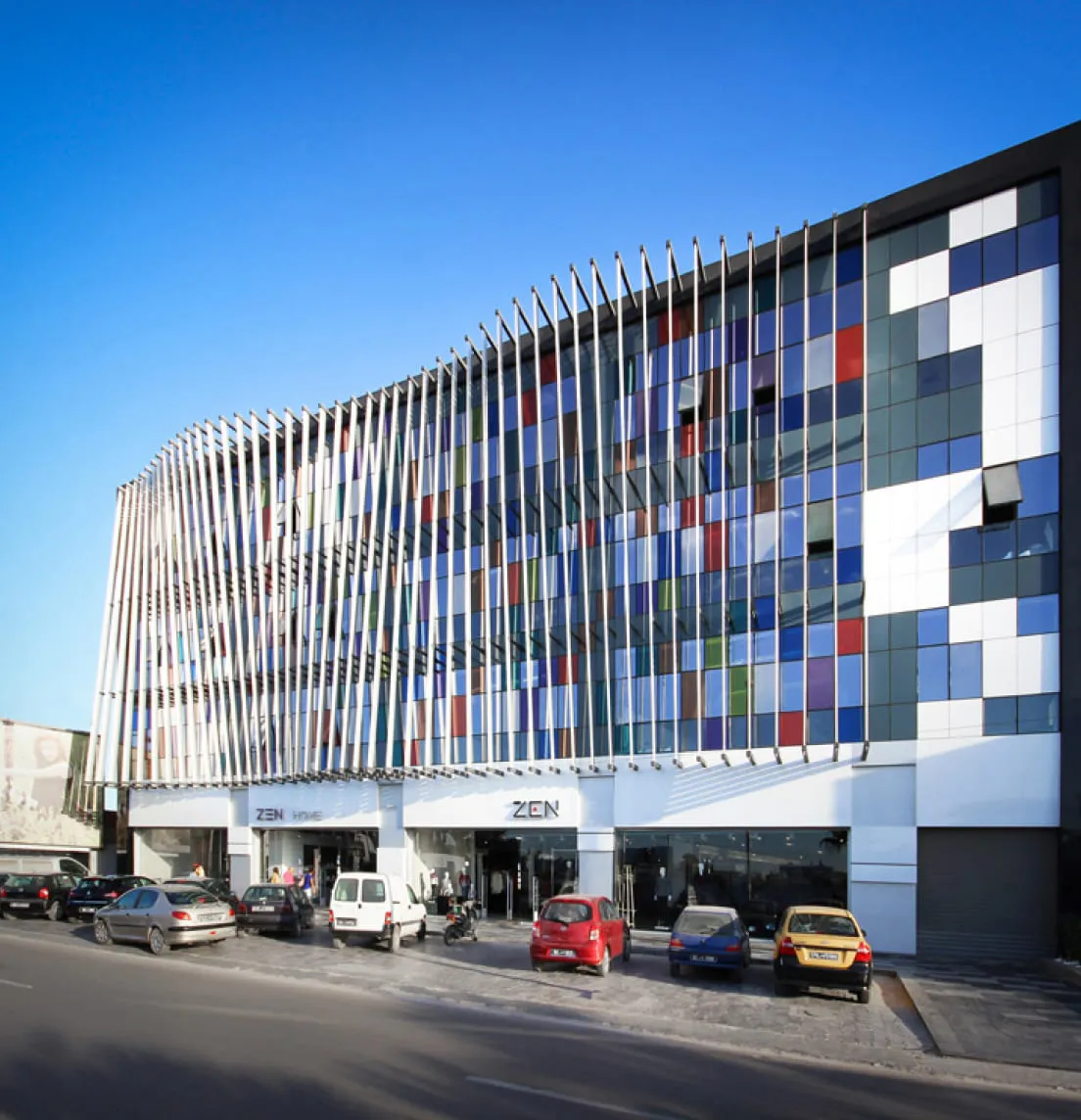 Located in Sfax, the Zen Group headquarters is a contemporary building with clean lines whose TPR aluminum facade testifies to the group's textile identity while offering a distinctive architectural presence in the urban landscape.