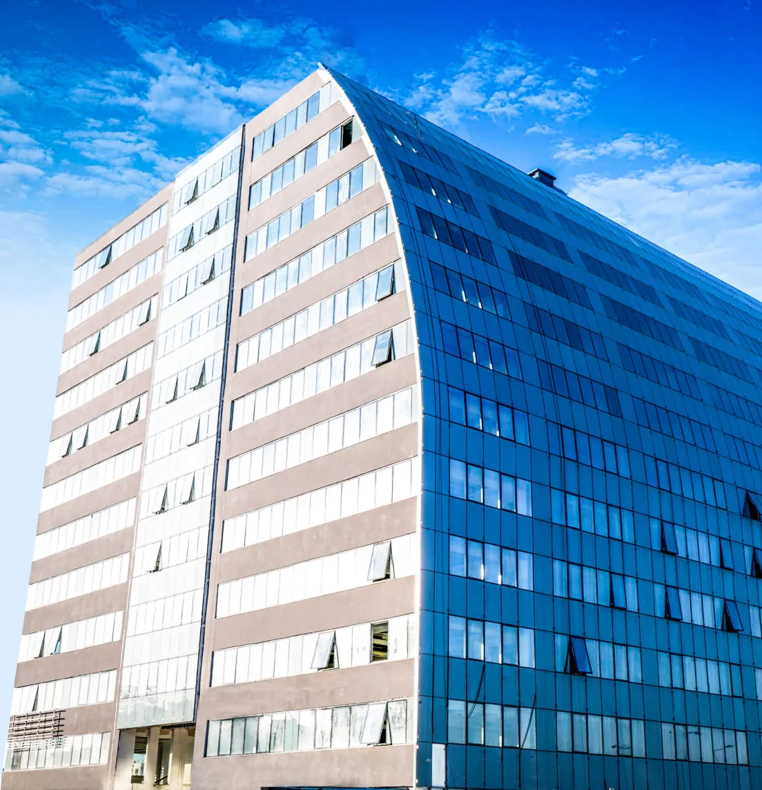 Located in Sfax, the Zen Group headquarters is a contemporary building with clean lines whose TPR aluminum facade testifies to the group's textile identity while offering a distinctive architectural presence in the urban landscape.