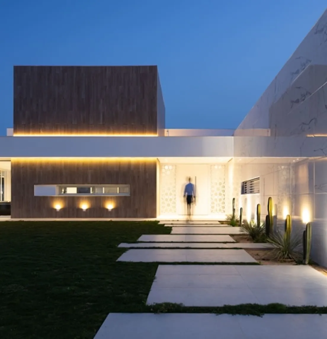 The Light House project designed by ARK-architecture is distinguished by its TPR curtain wall facade that maximizes natural light, creating a harmonious dialogue between interior and exterior while offering excellent thermal and energy performance.