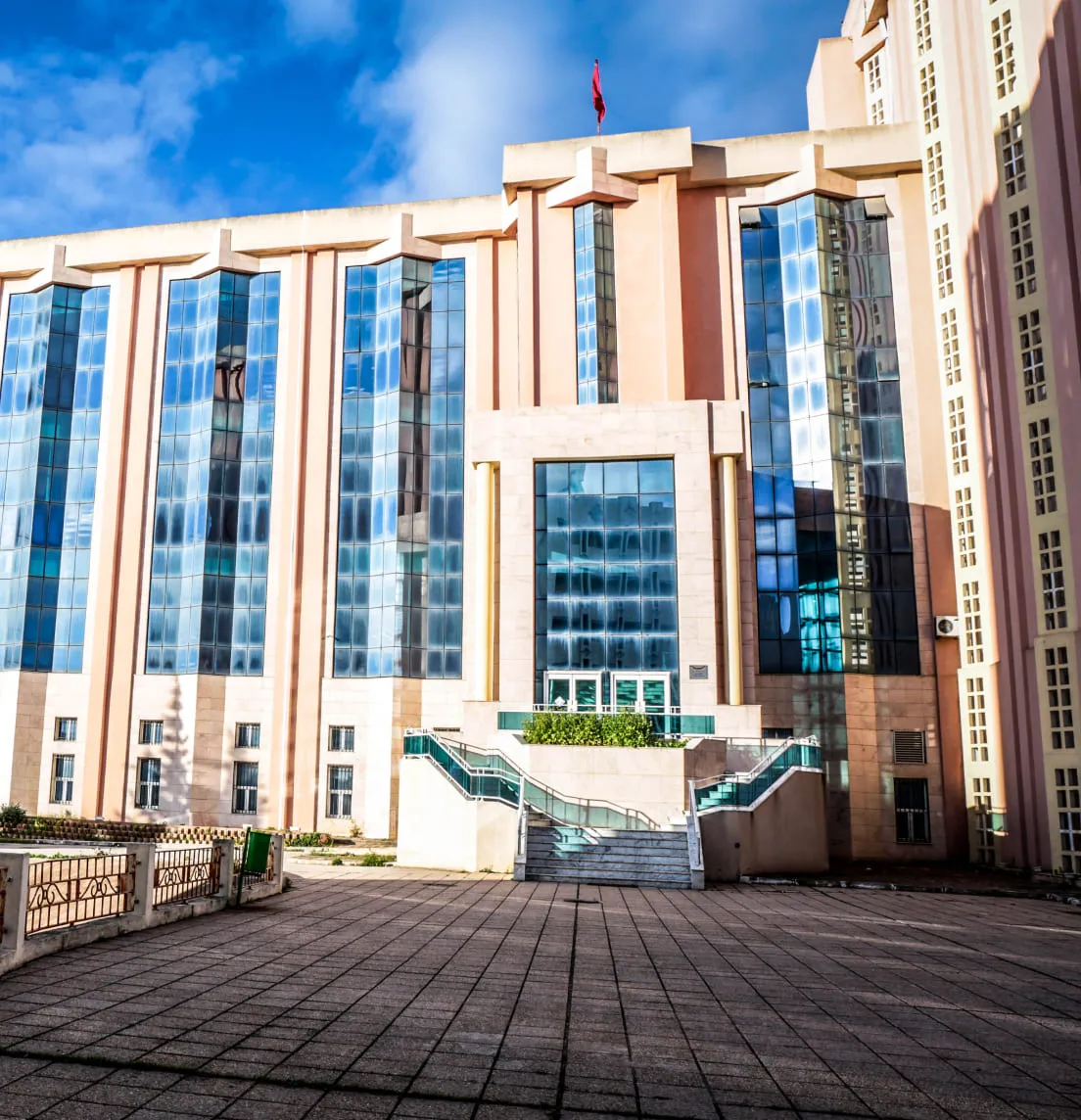 An emblematic monument of Tunis, the National Library designed by Nejib Zagmouri and Hedi Omrane is distinguished by its architecture combining tradition and modernity, with TPR aluminum facades that contribute to its timeless elegance and to the preservation of the heritage it houses.