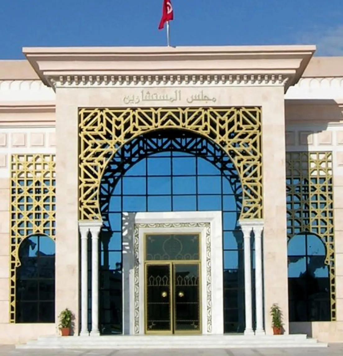 The Chamber of Councillors in Tunis, the work of the architect Fadhel Limem, combines sobriety and modernity with its TPR 52 Horizon curtain wall facade and its elegant claustras, creating an institutional building that draws on the Tunisian architectural heritage while affirming its contemporaneity.