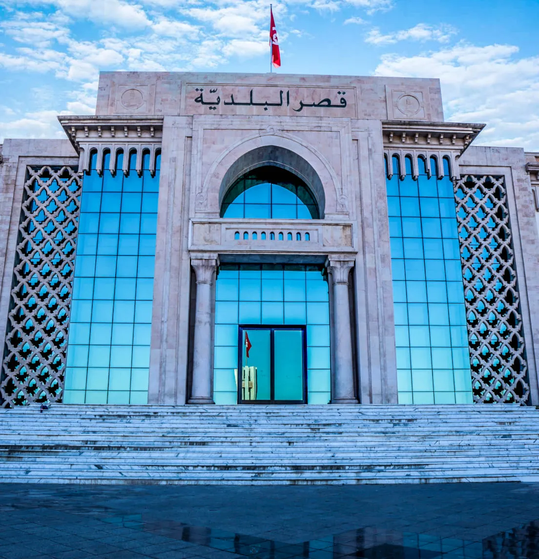 The City Hall of La Kasba, the work of the architect Wassim Ben Mamoud, is an urban landmark combining Tunisian architectural heritage and contemporary innovation thanks to its TPR aluminum facades that create a harmonious dialogue between heritage and modernity.