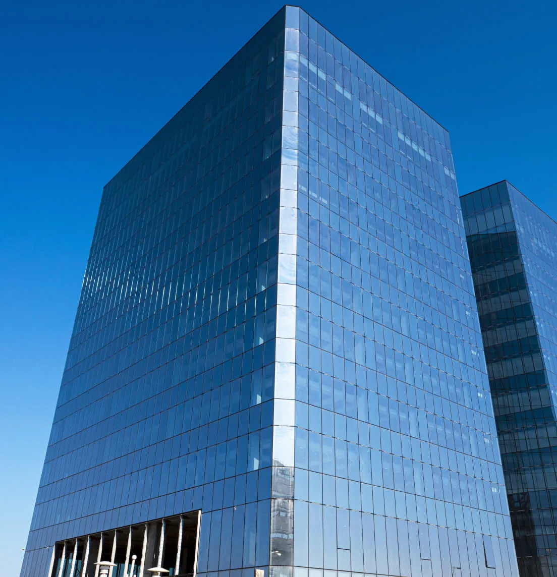 The IMDEV Towers at the North Urban Center of Tunis embody the sober and elegant vision of architect Sami El Fahem thanks to their TPR 52 Horizon+ VEC curtain wall facades that create a distinctive contemporary silhouette marking the urban landscape of the capital.