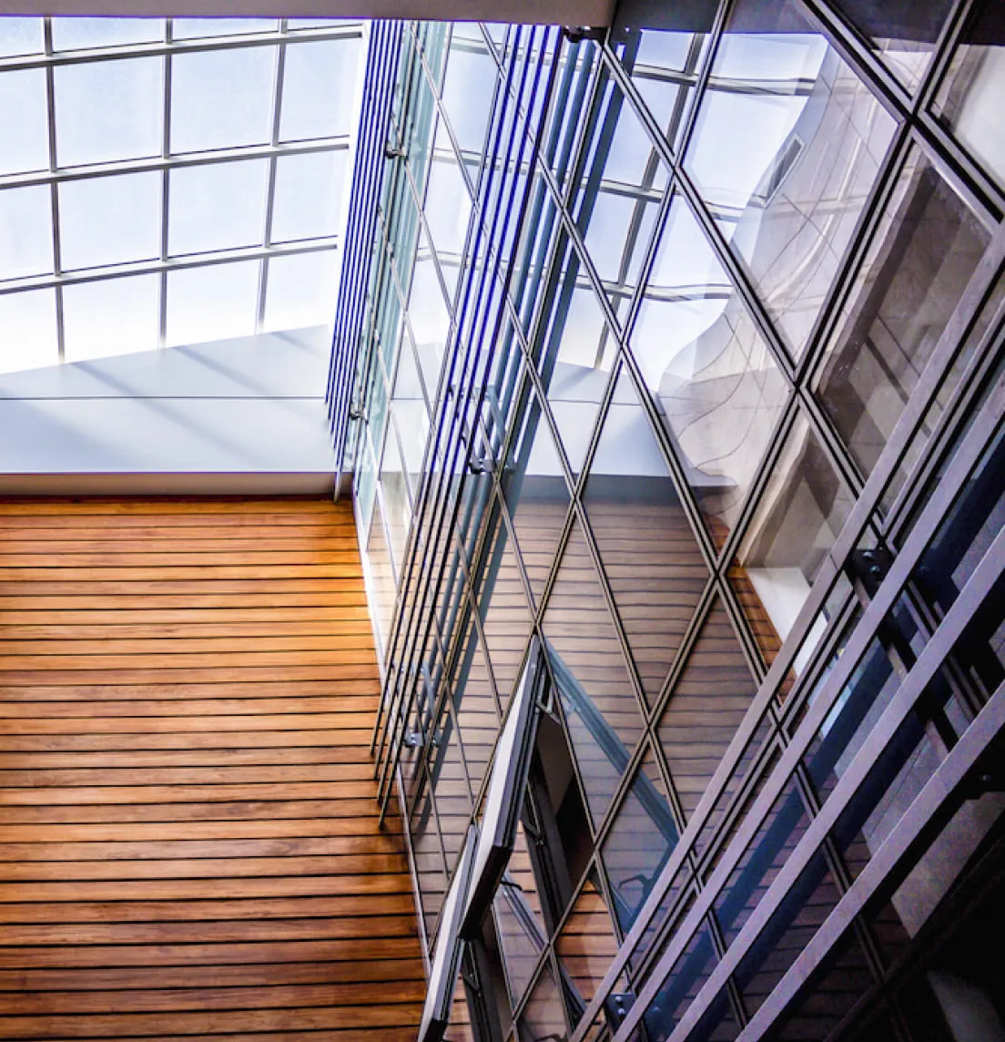 Located at the Berges du Lac 2 in Tunis, the Bourse headquarters, designed by architects Mourad Zoghlami and Mohamed Ali Ben Soltane, is distinguished by its contemporary architecture and its TPR curtain wall facade that reflects the importance and dynamism of this financial institution in the heart of the capital's new business district.