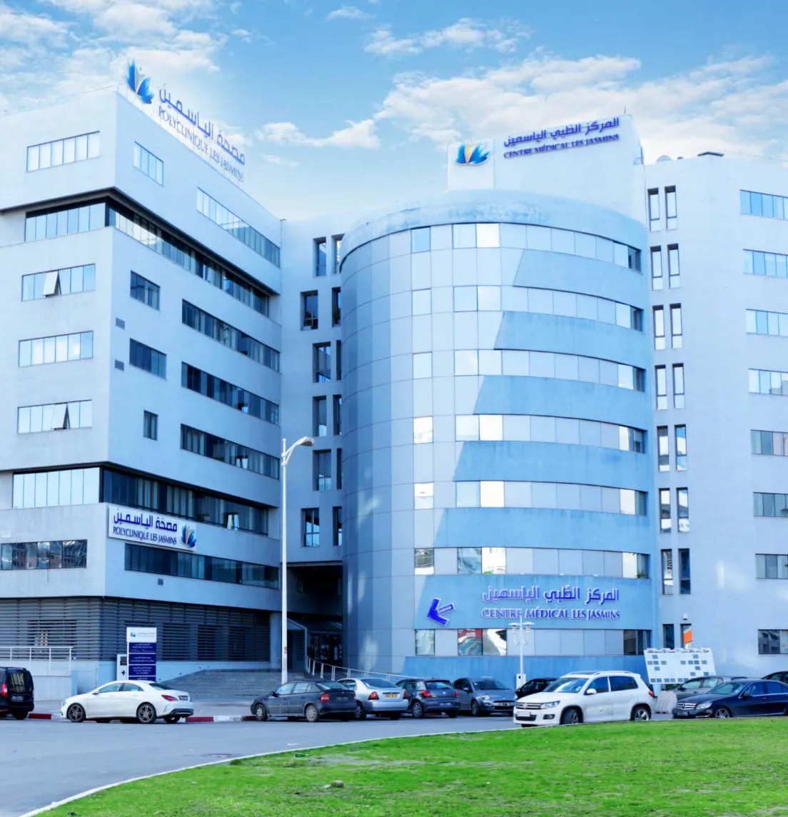 Located in the North Urban Center of Tunis, the Polyclinic Les Jasmins designed by the architect Sahbi Gorgi offers a modern vision of hospital architecture with its 20,000 m² spread over seven floors, whose TPR 52H+ curtain wall facades and Prestige joinery combine contemporary aesthetics and medical functionality.