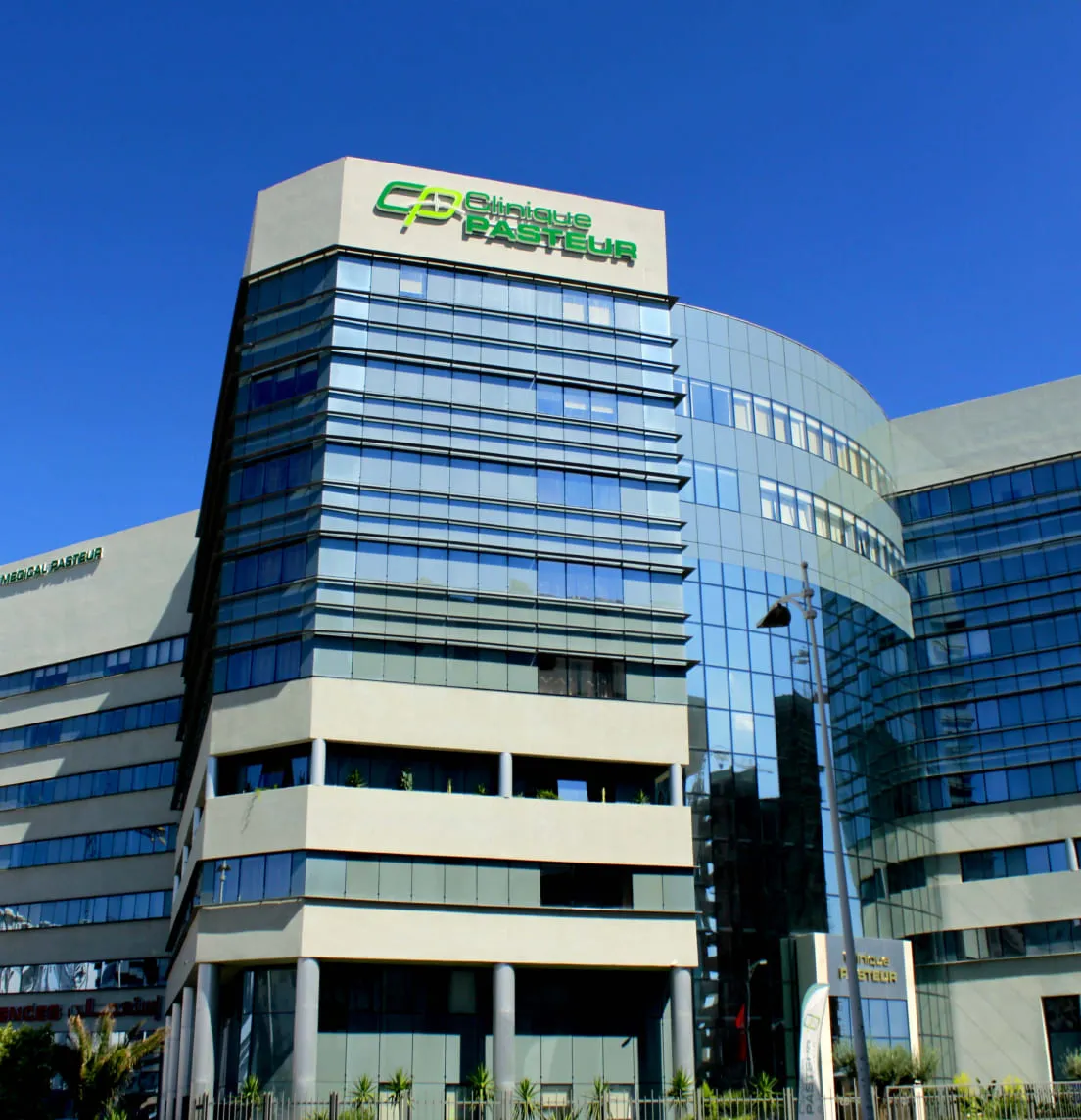 The Pasteur Clinic in the North Urban Center of Tunis, designed by the architects Adel Sebai and Sahbi Gorgi, is distinguished by its TPR 52 Horizon+ curtain wall facade and its sun shades, housing the largest cardiology and diagnostic unit in Tunisia within its seven floors dedicated to medical excellence.